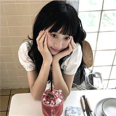 滑板车男孩